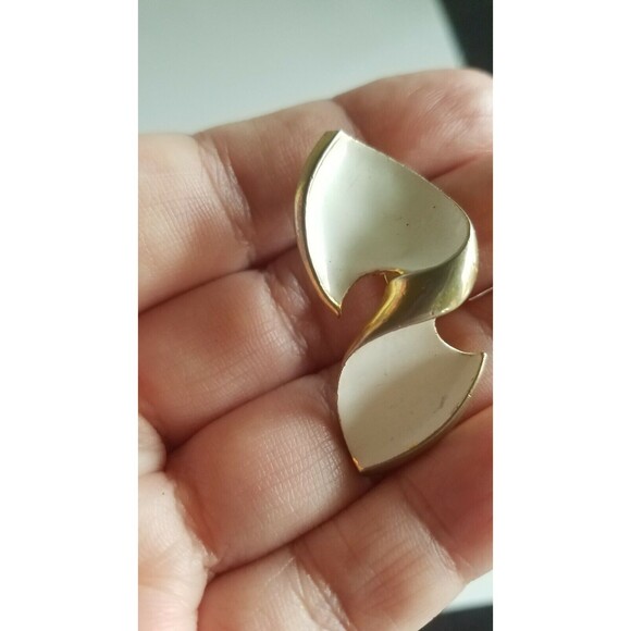 Vintage Mid Century retro Gold tone White Enamel Pin Brooch Twist Bow - Picture 5 of 5